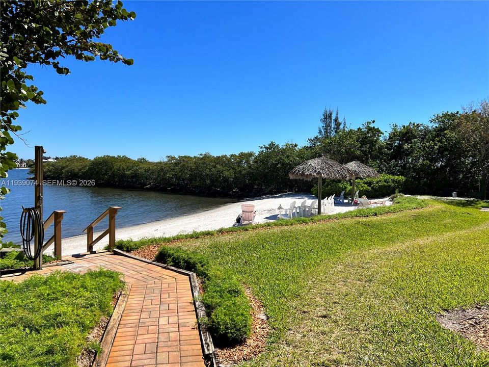 For Rent: $2,200 (2 beds, 1 baths, 867 Square Feet)