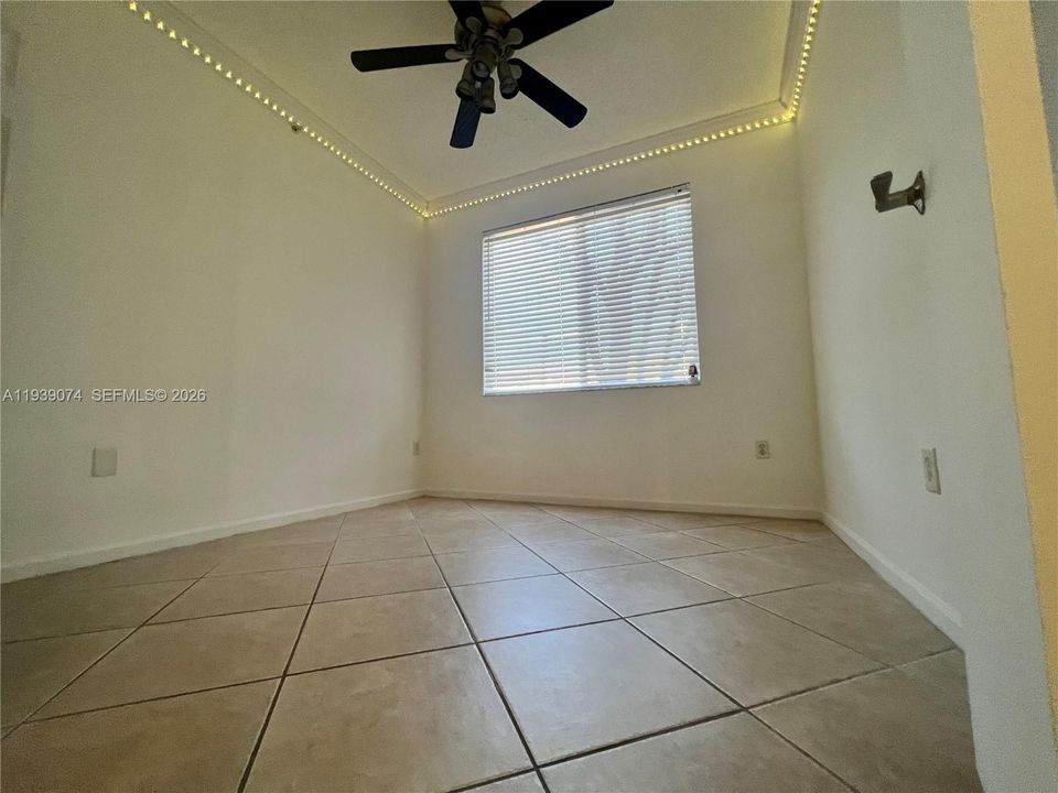 For Rent: $2,200 (2 beds, 1 baths, 867 Square Feet)