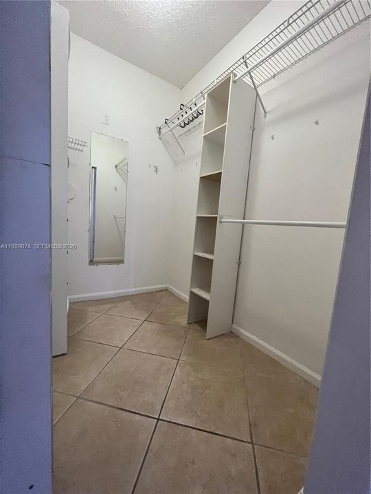 For Rent: $2,200 (2 beds, 1 baths, 867 Square Feet)