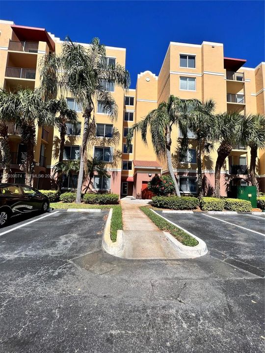 For Rent: $2,200 (2 beds, 1 baths, 867 Square Feet)