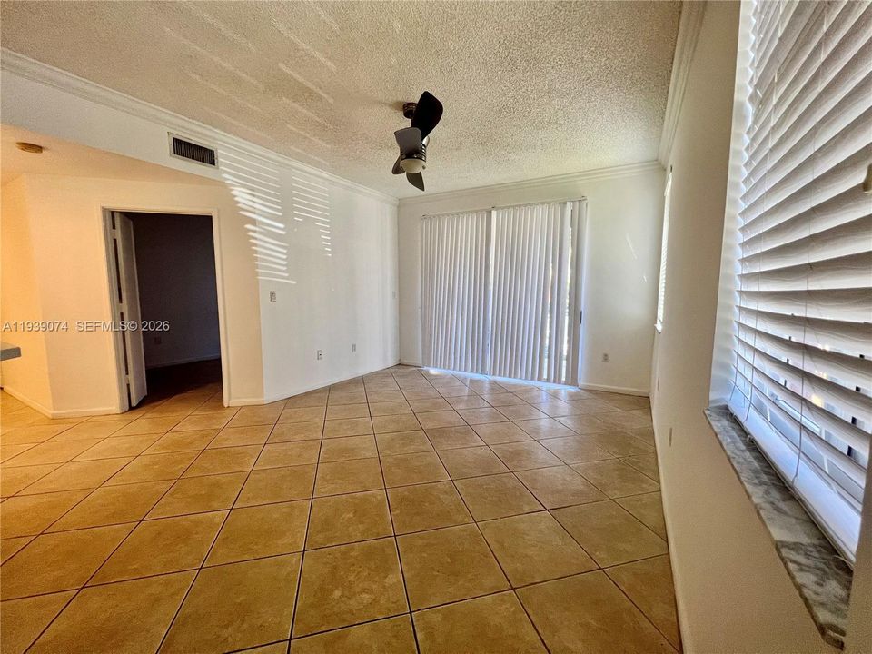 For Rent: $2,200 (2 beds, 1 baths, 867 Square Feet)