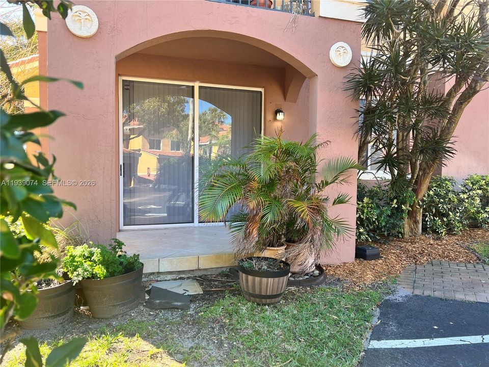 For Rent: $2,200 (2 beds, 1 baths, 867 Square Feet)