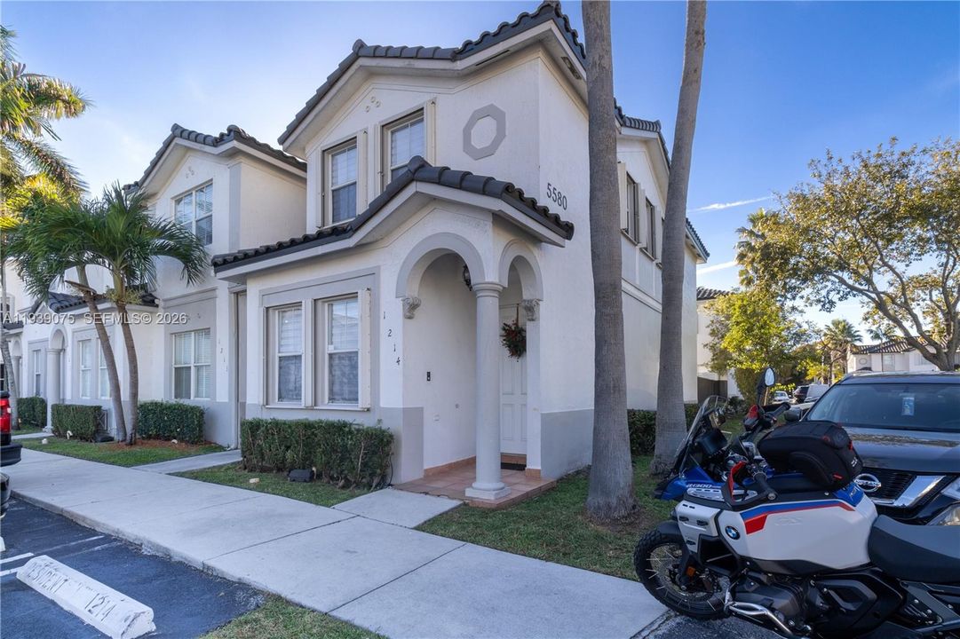 En Renta: $3,100 (3 camas, 3 baños, 1460 Pies cuadrados)