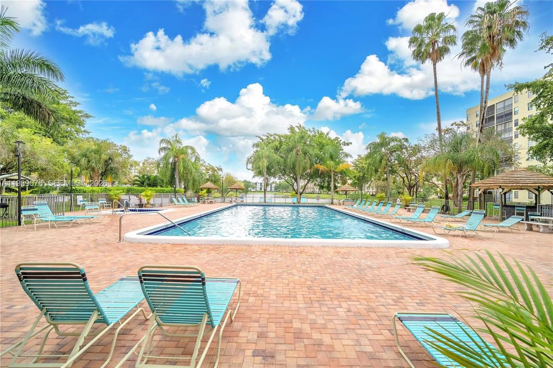 На продажу: $245,000 (2 спален, 2 ванн, 1160 Квадратных фут)