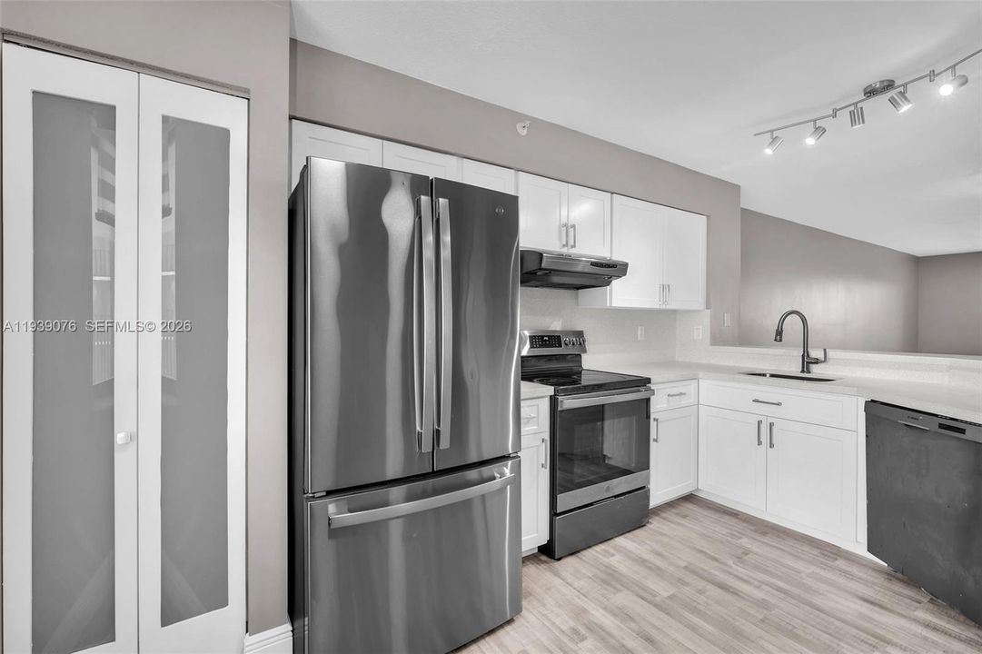 На продажу: $245,000 (2 спален, 2 ванн, 1160 Квадратных фут)