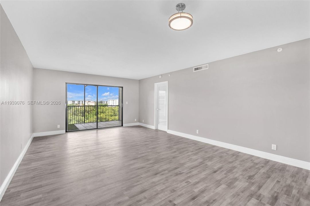 На продажу: $245,000 (2 спален, 2 ванн, 1160 Квадратных фут)