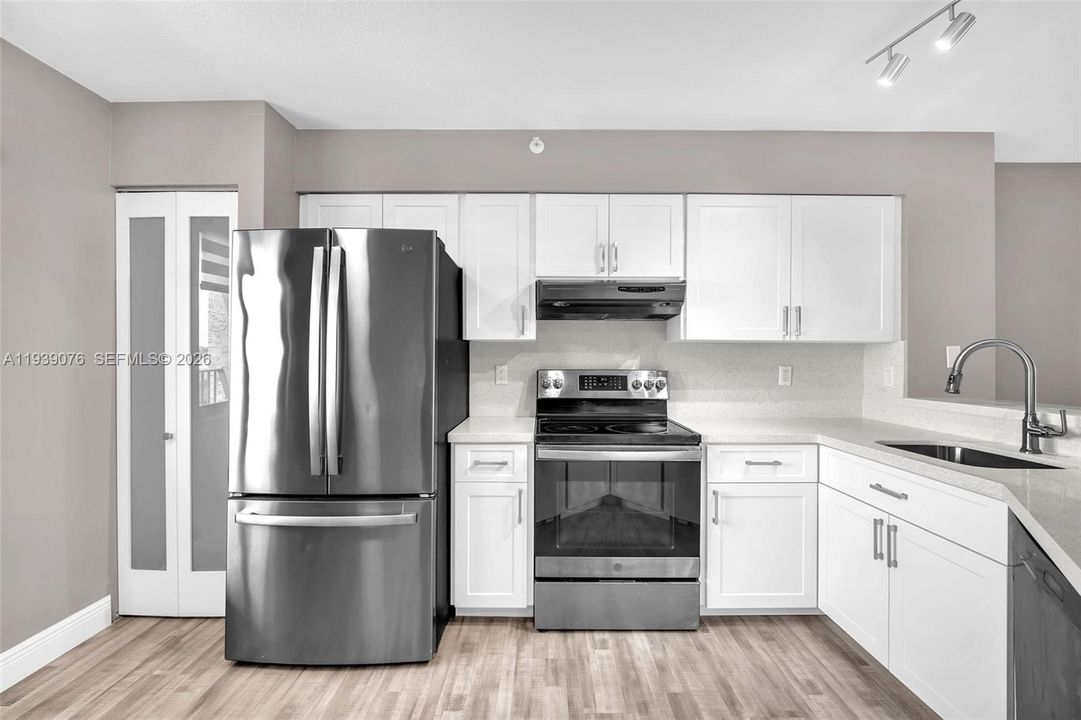 На продажу: $245,000 (2 спален, 2 ванн, 1160 Квадратных фут)