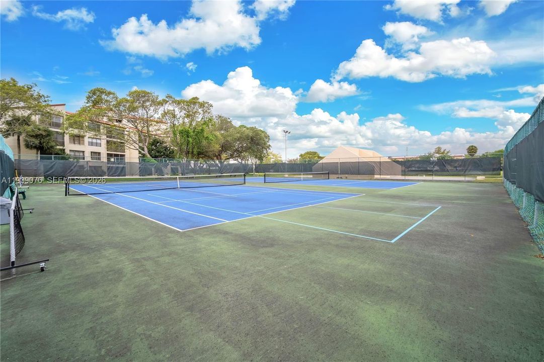 На продажу: $245,000 (2 спален, 2 ванн, 1160 Квадратных фут)