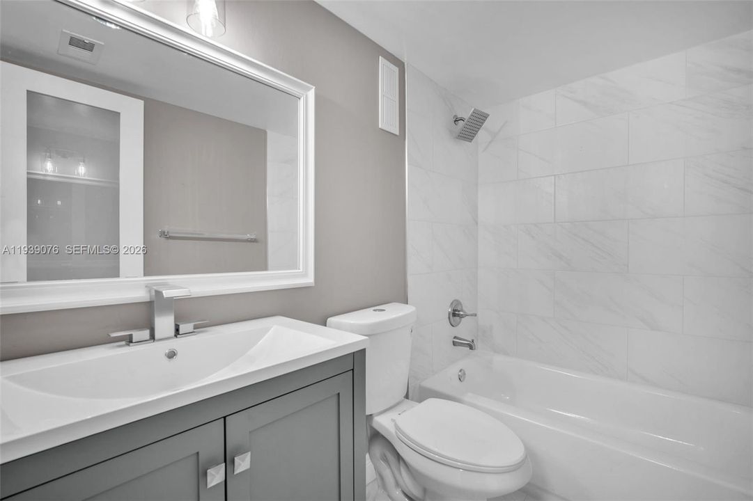 На продажу: $245,000 (2 спален, 2 ванн, 1160 Квадратных фут)