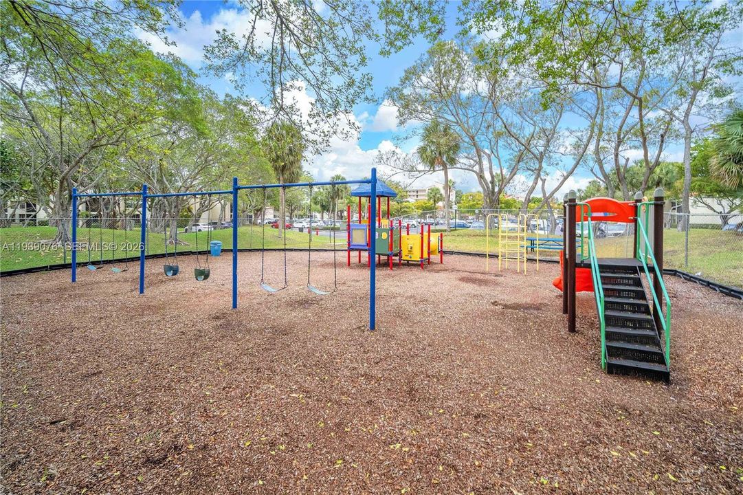 На продажу: $245,000 (2 спален, 2 ванн, 1160 Квадратных фут)