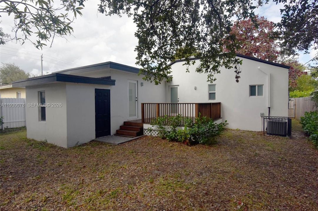 For Sale: $549,999 (3 beds, 2 baths, 1202 Square Feet)