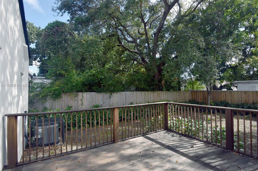 For Sale: $549,999 (3 beds, 2 baths, 1202 Square Feet)