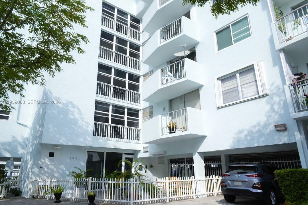 For Rent: $1,800 (1 beds, 1 baths, 672 Square Feet)