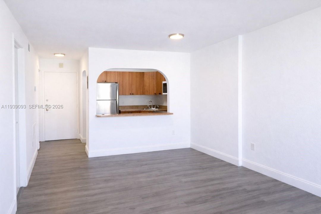 For Rent: $1,800 (1 beds, 1 baths, 672 Square Feet)