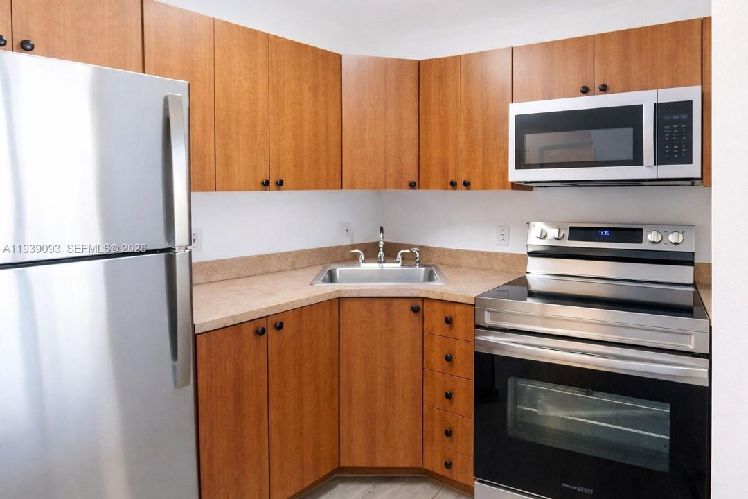 For Rent: $1,800 (1 beds, 1 baths, 672 Square Feet)