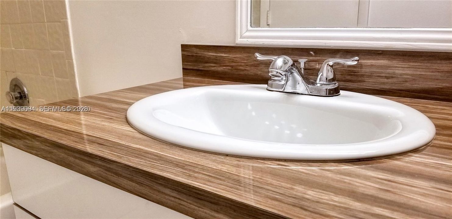 出租: $1,800 (2 贝兹, 2 浴室, 835 平方英尺)