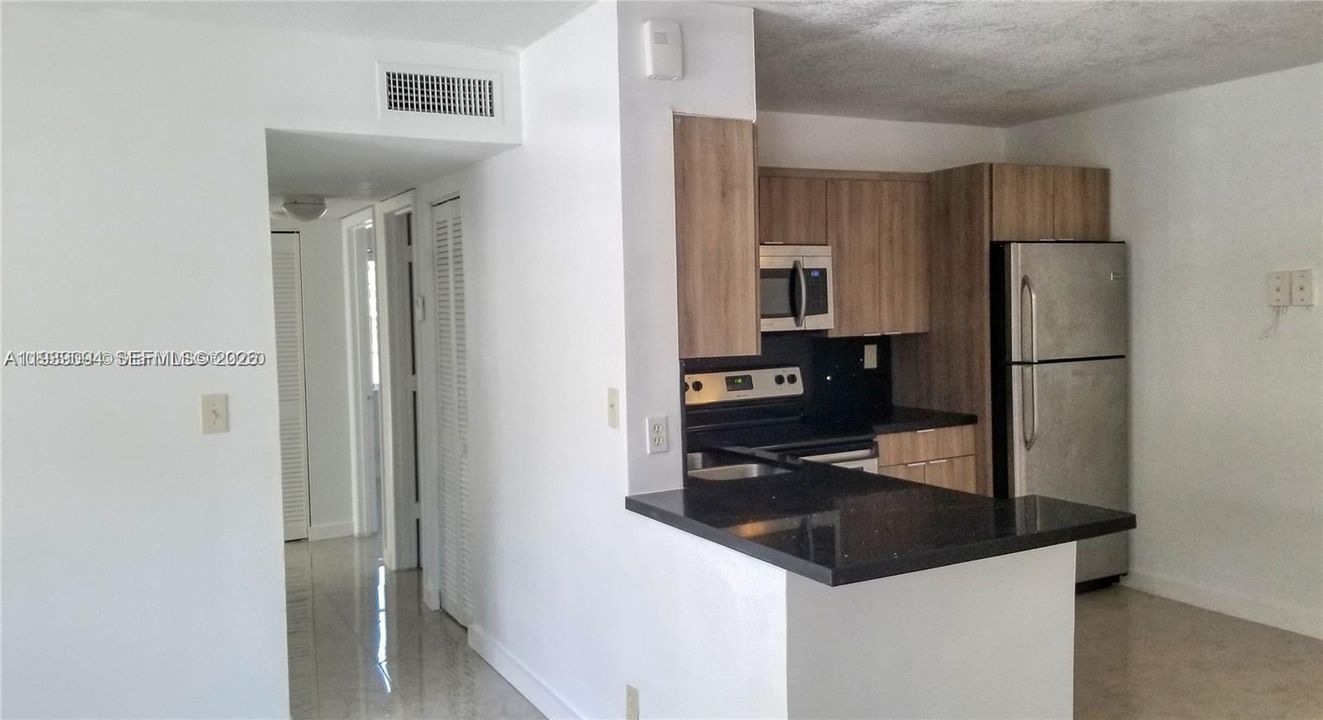 出租: $1,800 (2 贝兹, 2 浴室, 835 平方英尺)