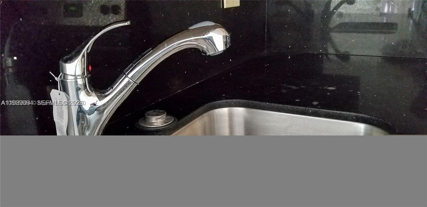 出租: $1,800 (2 贝兹, 2 浴室, 835 平方英尺)