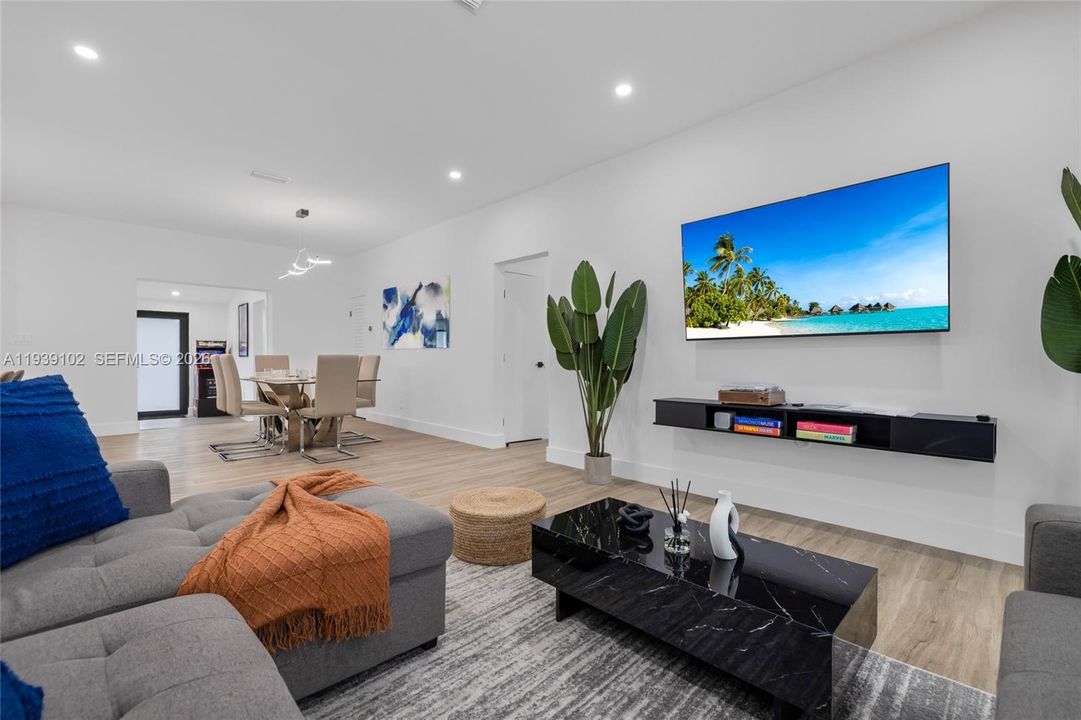 待售: $1,250,000 (5 贝兹, 3 浴室, 1493 平方英尺)