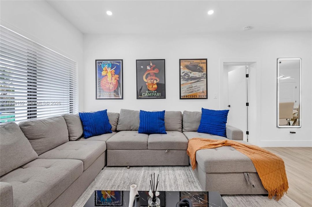 待售: $1,250,000 (5 贝兹, 3 浴室, 1493 平方英尺)