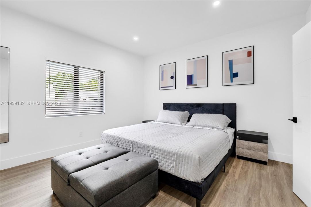 待售: $1,250,000 (5 贝兹, 3 浴室, 1493 平方英尺)