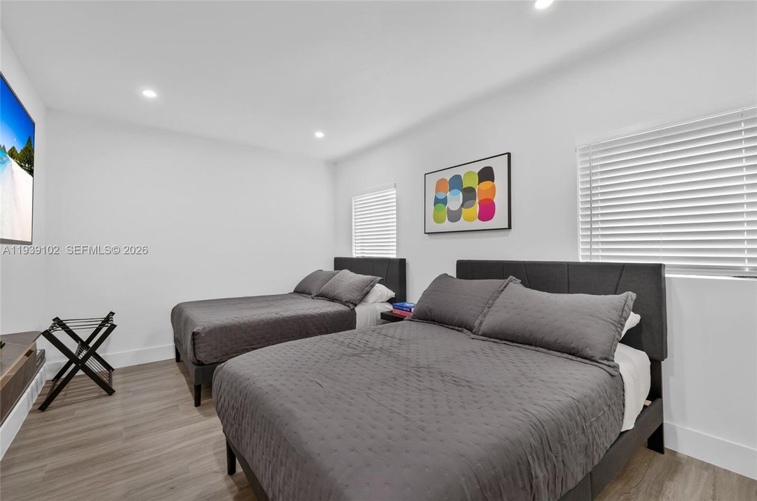 待售: $1,250,000 (5 贝兹, 3 浴室, 1493 平方英尺)