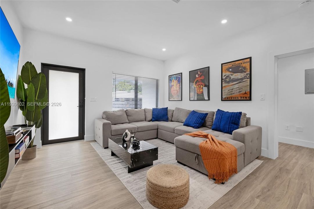 待售: $1,250,000 (5 贝兹, 3 浴室, 1493 平方英尺)