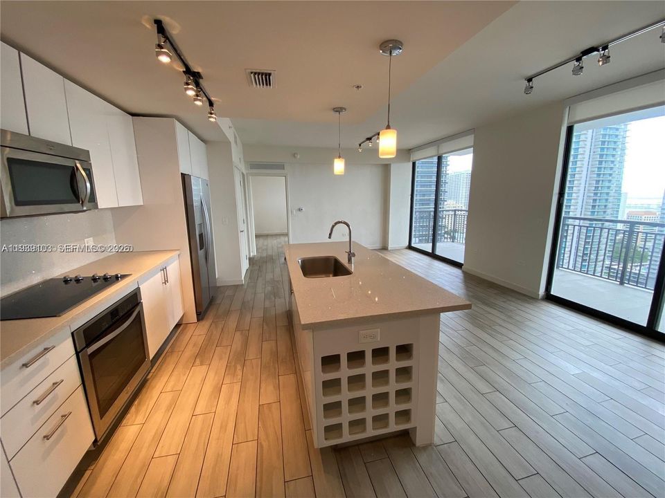 For Sale: $615,000 (1 beds, 1 baths, 821 Square Feet)