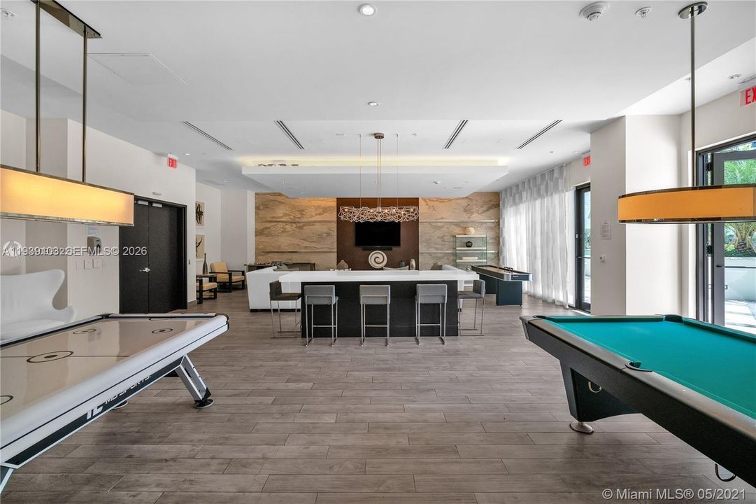 For Sale: $615,000 (1 beds, 1 baths, 821 Square Feet)