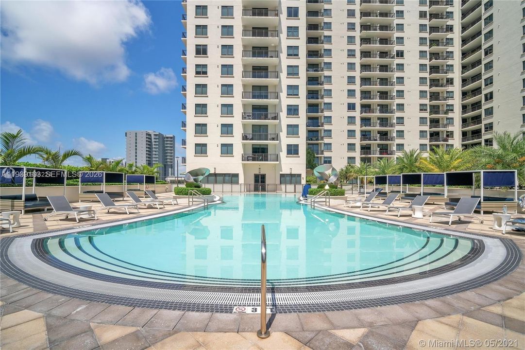 For Sale: $615,000 (1 beds, 1 baths, 821 Square Feet)