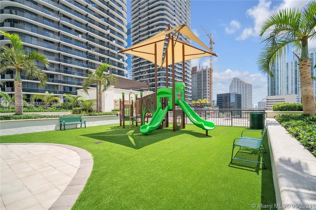 For Sale: $615,000 (1 beds, 1 baths, 821 Square Feet)