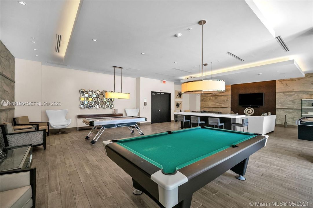 For Sale: $615,000 (1 beds, 1 baths, 821 Square Feet)