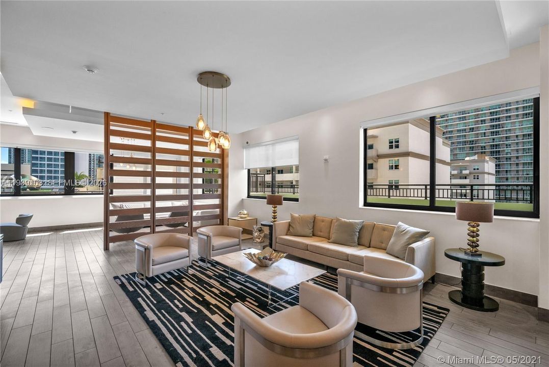 For Sale: $615,000 (1 beds, 1 baths, 821 Square Feet)