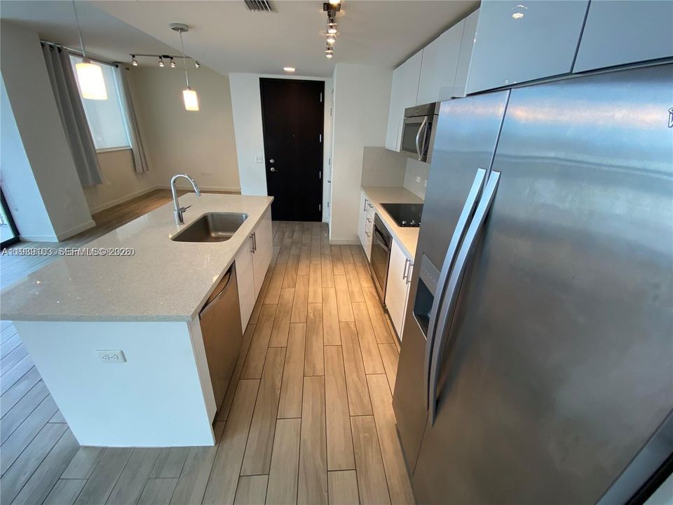 For Sale: $615,000 (1 beds, 1 baths, 821 Square Feet)