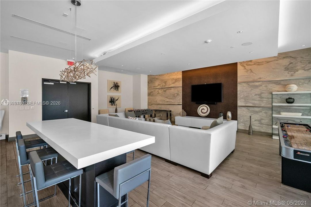 For Sale: $615,000 (1 beds, 1 baths, 821 Square Feet)