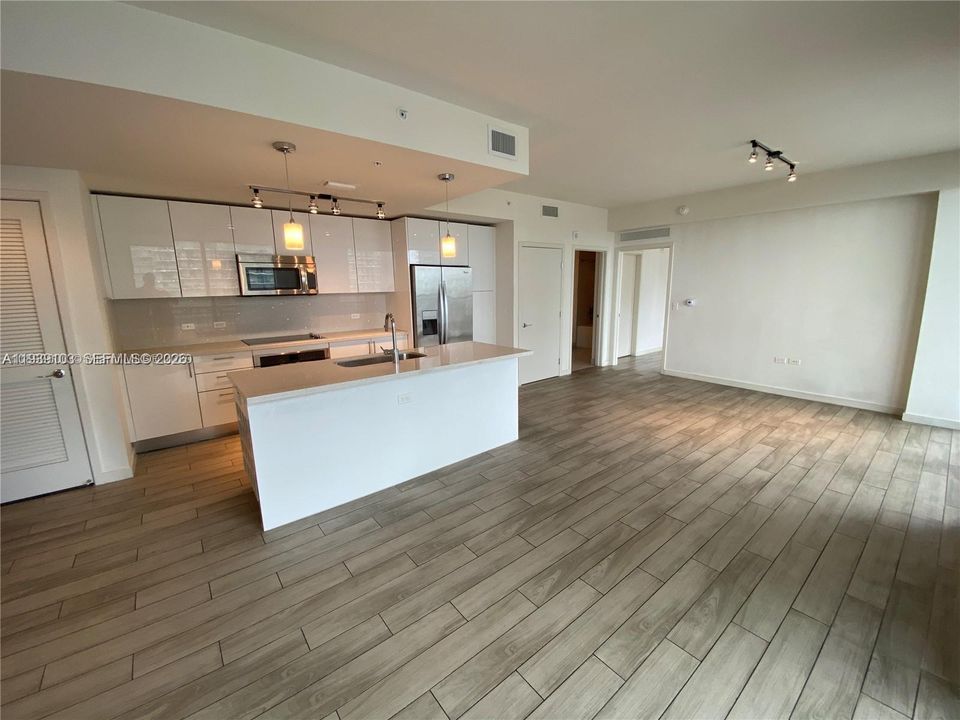 For Sale: $615,000 (1 beds, 1 baths, 821 Square Feet)