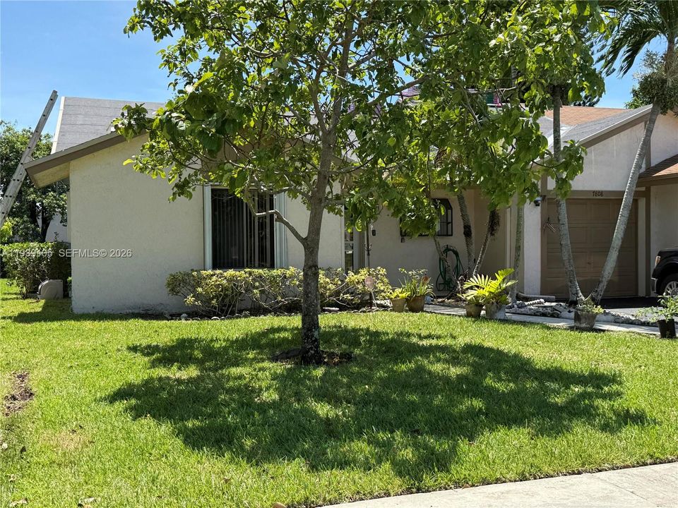 For Sale: $375,900 (2 beds, 2 baths, 1194 Square Feet)