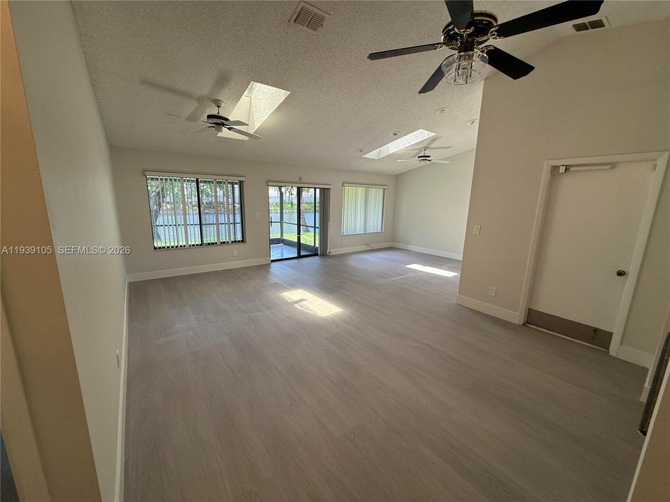 For Sale: $375,900 (2 beds, 2 baths, 1194 Square Feet)