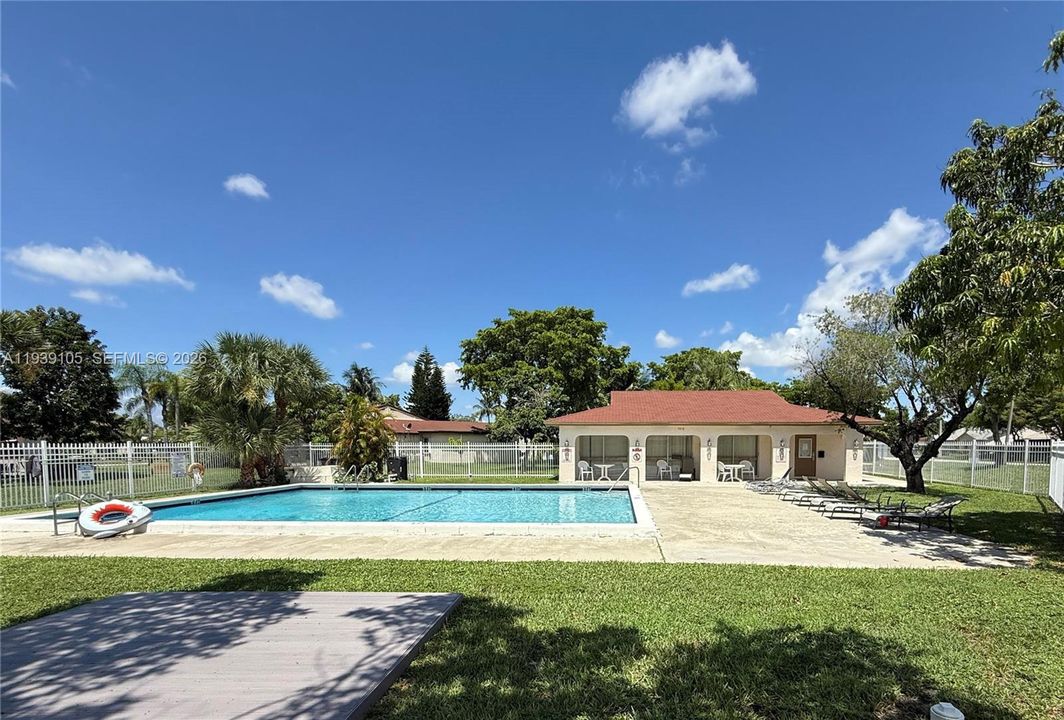 For Sale: $375,900 (2 beds, 2 baths, 1194 Square Feet)