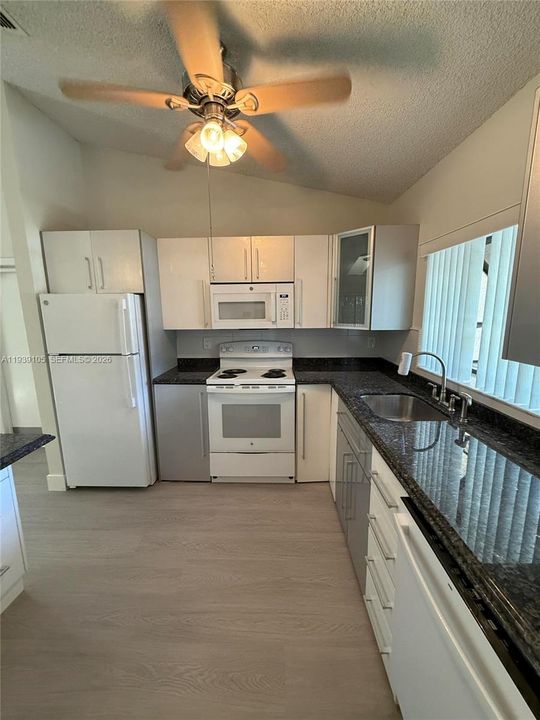 For Sale: $375,900 (2 beds, 2 baths, 1194 Square Feet)