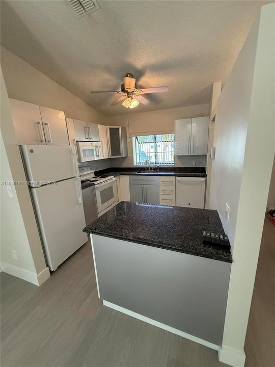 For Sale: $375,900 (2 beds, 2 baths, 1194 Square Feet)
