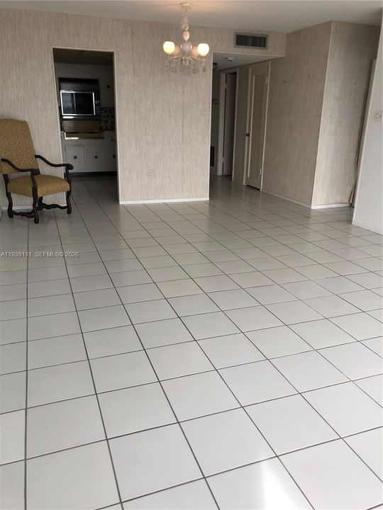 For Sale: $165,000 (1 beds, 1 baths, 1005 Square Feet)