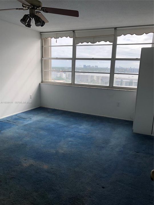 For Sale: $165,000 (1 beds, 1 baths, 1005 Square Feet)