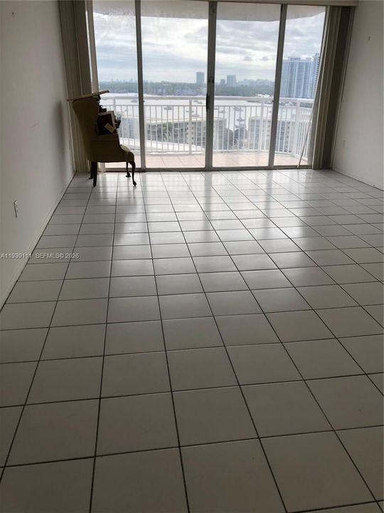 For Sale: $165,000 (1 beds, 1 baths, 1005 Square Feet)