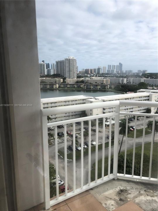 For Sale: $165,000 (1 beds, 1 baths, 1005 Square Feet)