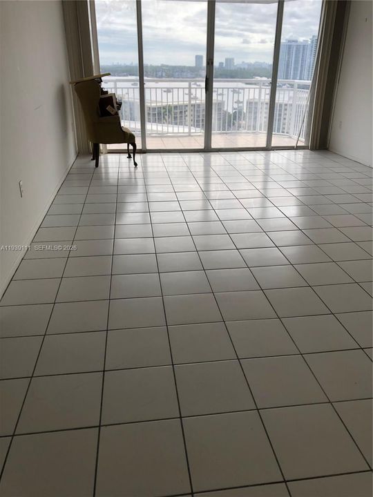 For Sale: $165,000 (1 beds, 1 baths, 1005 Square Feet)