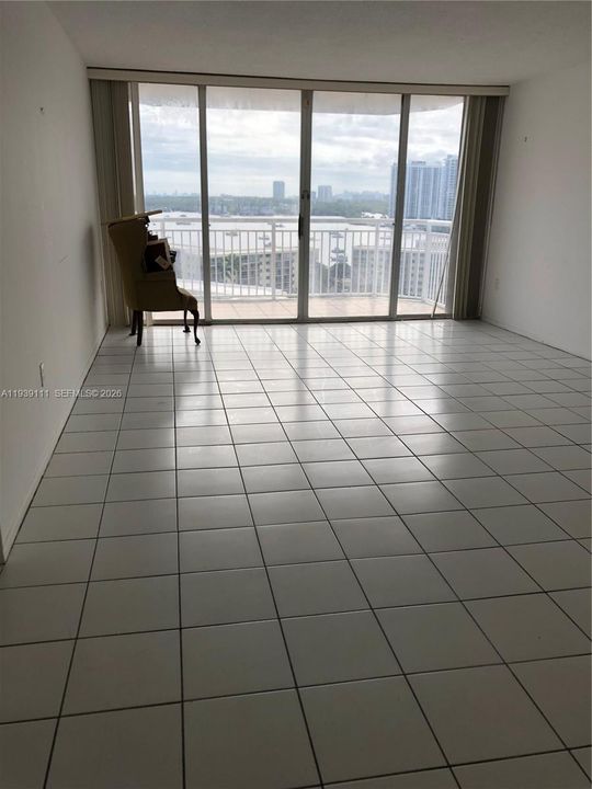 For Sale: $165,000 (1 beds, 1 baths, 1005 Square Feet)