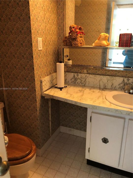 For Sale: $165,000 (1 beds, 1 baths, 1005 Square Feet)