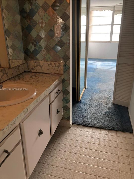 For Sale: $165,000 (1 beds, 1 baths, 1005 Square Feet)