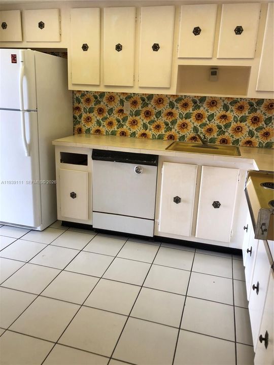 For Sale: $165,000 (1 beds, 1 baths, 1005 Square Feet)